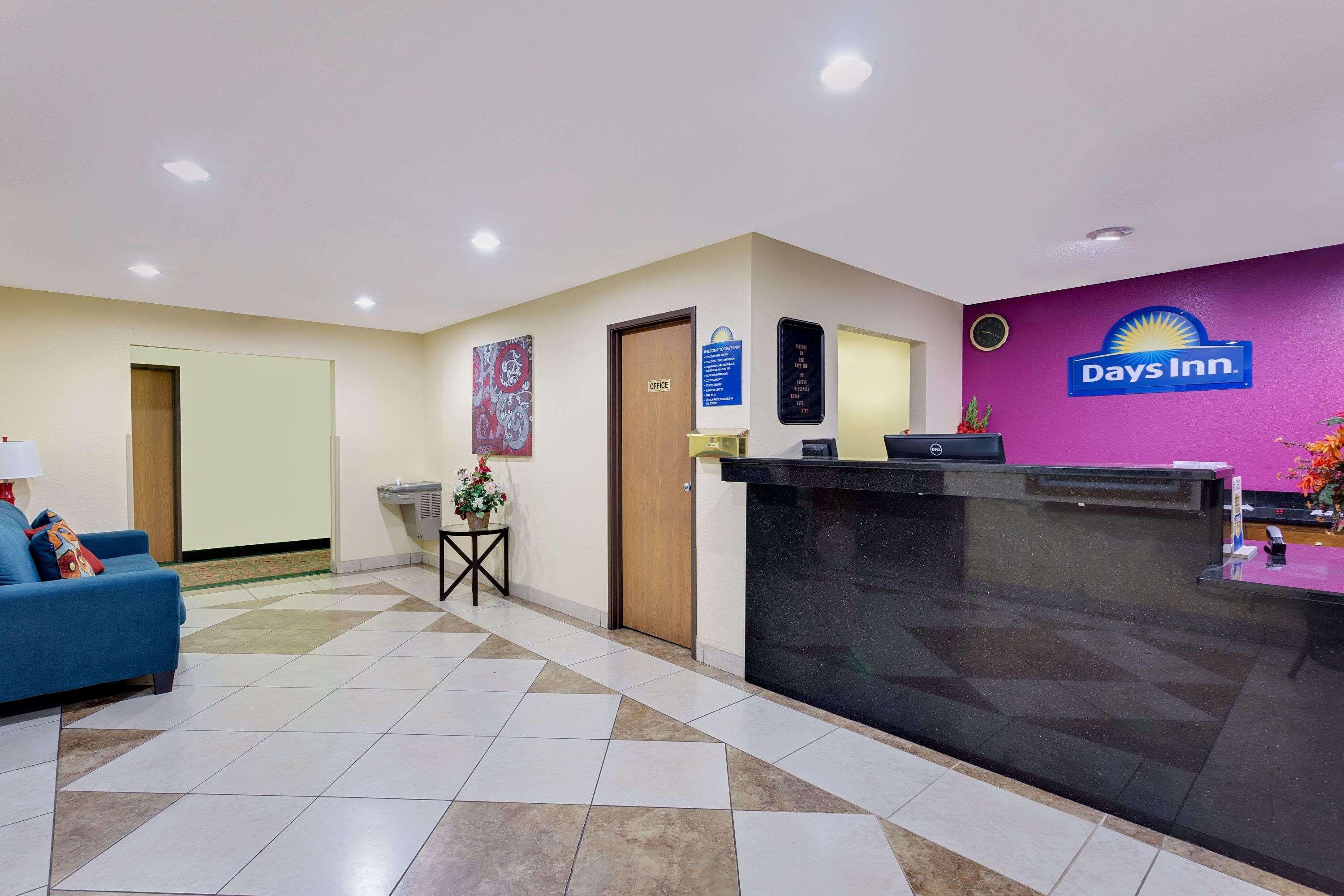 Days Inn By Wyndham Racine/Sturtevant Екстериор снимка